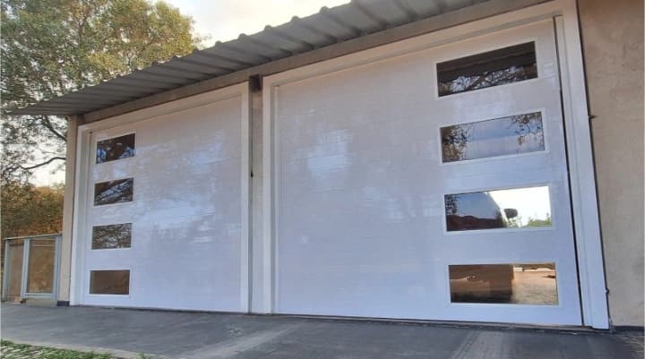 Portón levadizo de aluminio doble instalado en Las Delicias.