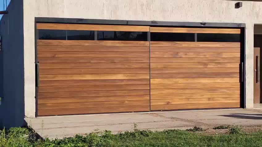 Instalacion de porton levadizo doble de madera en country Lomas de la Carolina Cordoba